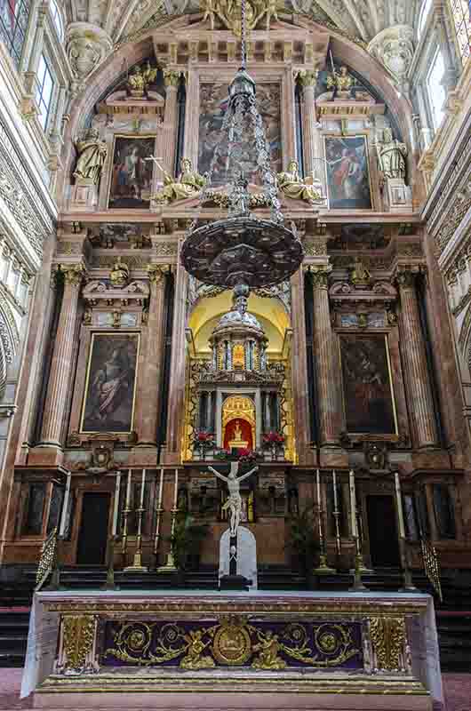 Córdoba 068 - Mezquita Catedral - interior - altar mayor.jpg